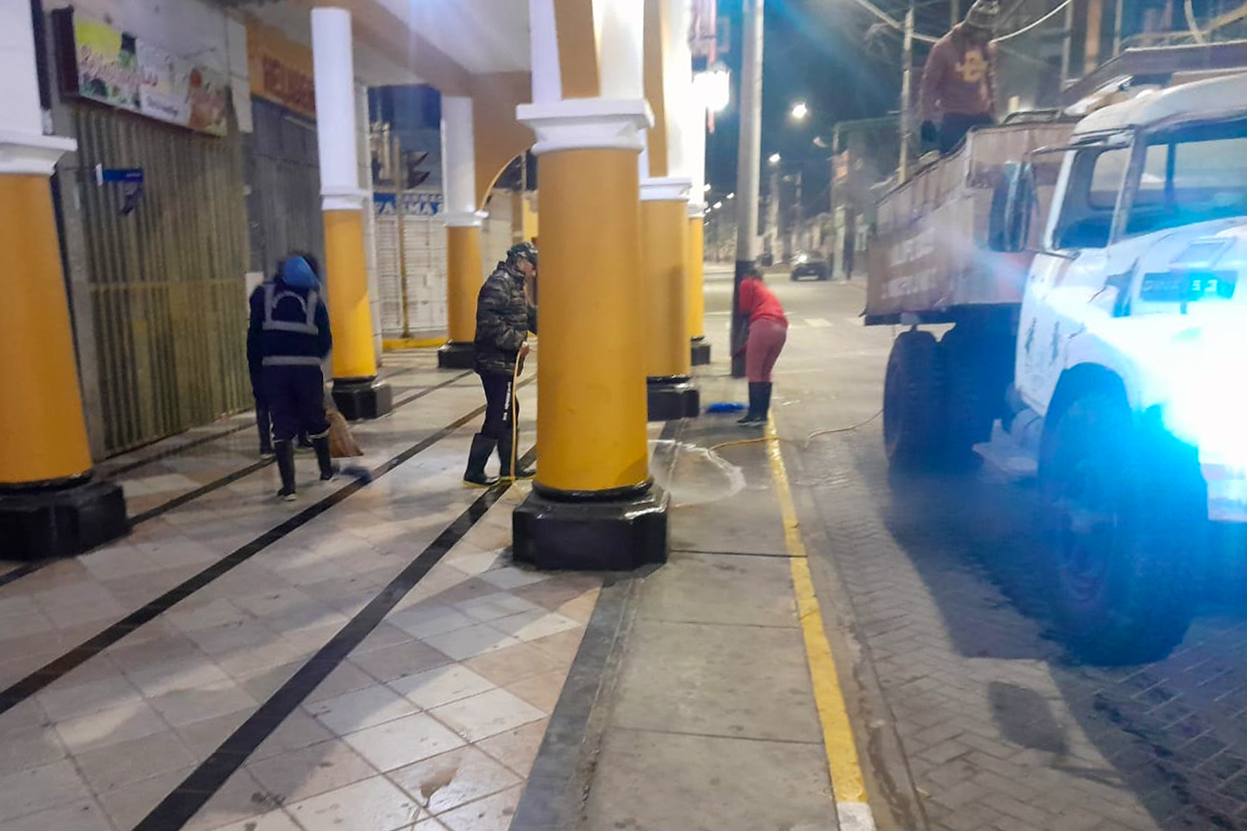 ¡Limpieza y Desinfección de la Plaza de Armas!