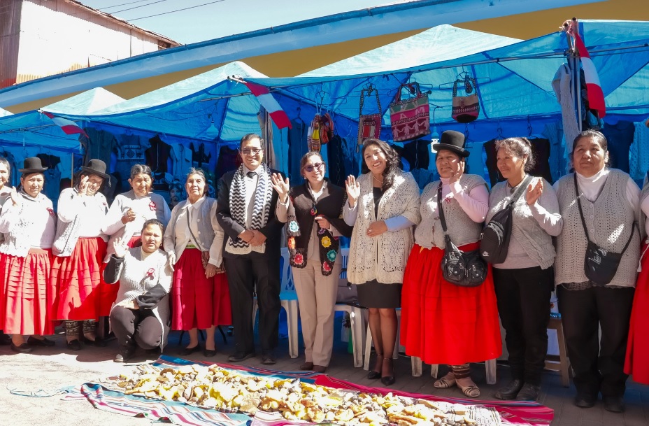 Municipalidad de Puno inaugura la feria del empresario en artesanía "Puno Teje 100% Alpaca”