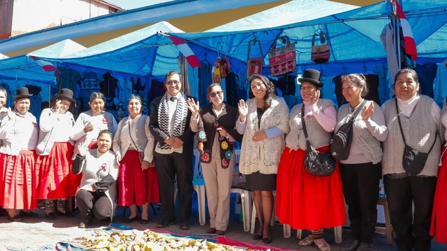 Municipalidad de Puno inaugura la feria del empresario en artesanía "Puno Teje 100% Alpaca”