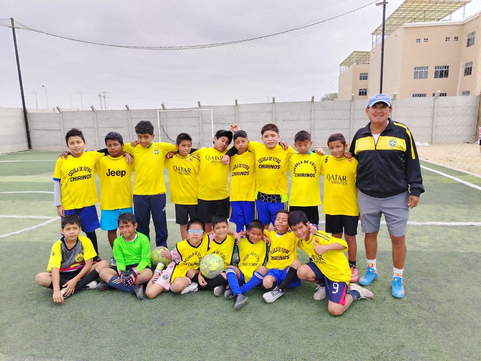 La Municipalidad de Sullana, a través de la subgerencia de Educación, Cultura, Deporte, Recreación y Juventudes, demuestra su compromiso con el deporte. El día de hoy, se llevó a cabo un partido de confraternidad en el Sector Oeste de la provincia de Sullana, donde se contó con la participación de los equipos de las categorías Sub 6, Sub 8, Sub 10, Sub 12 y Sub 14, quienes demostraron su habilidad con esta disciplina deportiva.
Por su parte, el Prof. Wilmer Acha, manifestó que se vienen coordinando más eventos decentralizados con diferentes equipos de escuela de fútbol como: Futbol Sport Alegría Sub 6, 8, 10, 12 y 14; Sport Titanes Sub 6, 10, 12 y 14; Sport Chirinos Sub 8, 10 y 12 asi como diferentes equipos del Sector Oeste, de esta manera se muestra la importancia por el desarrollo del deporte en nuestra provincia.
“Agradezco la gestión del alcalde Marlem Mogollón, por venir trabajando durante todo este tiempo por las jóvenes promesas de nuestra provincia, necesitamos que nuestros niños se distraigan sanamente, y que mejor con talleres deportivos, como fútbol, vóley, ajedrez, etc.” Señaló el coordinador del evento, Sr. Carlos Clendenes Purizaca.