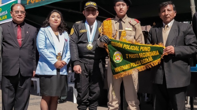 Concejo municipal se hace presente en el 75 aniversario de la policía escolar de Puno