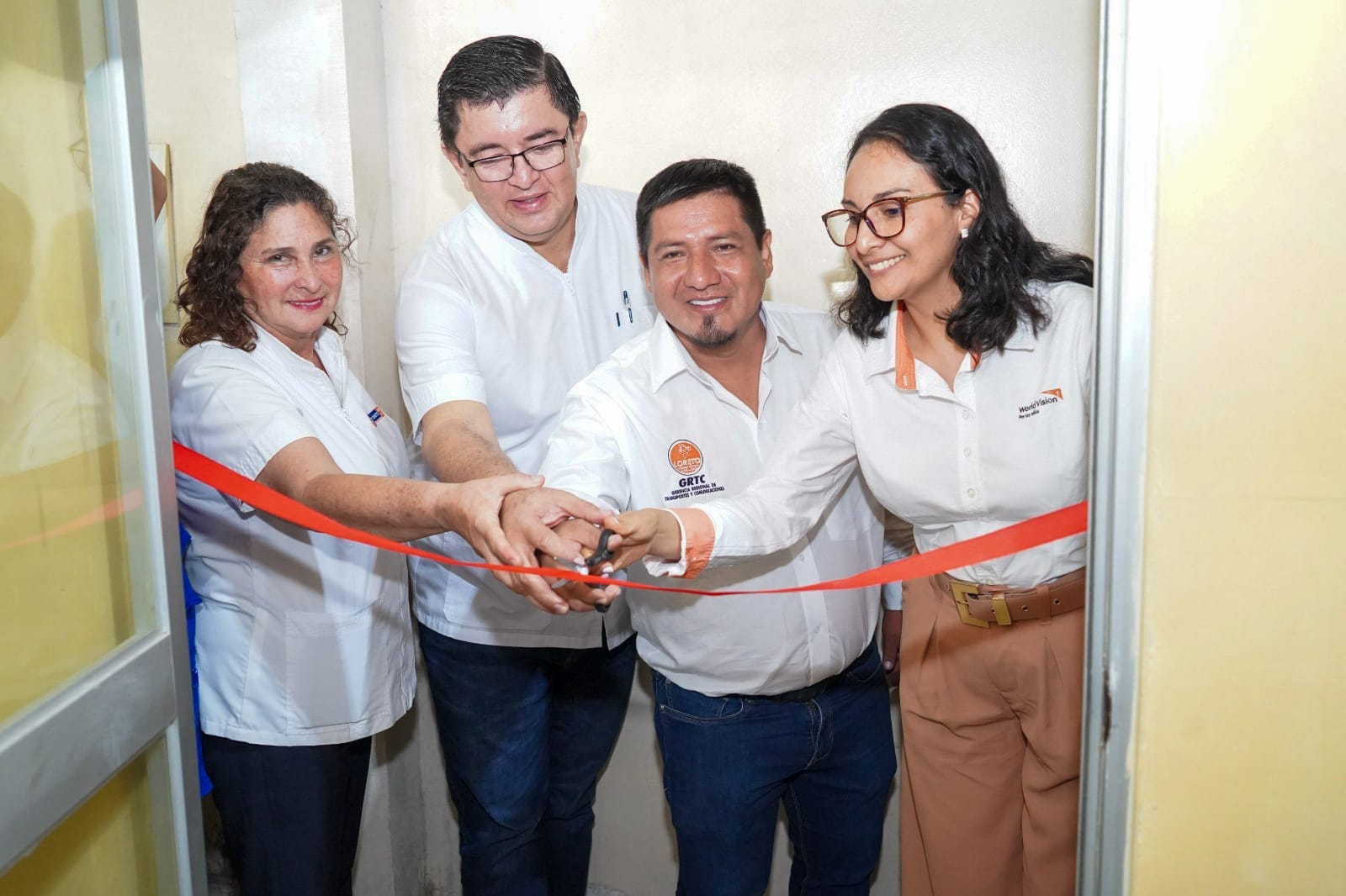 recepcionó e hizo entrega de los bienes (Equipos de Protección Personal, Equipos para Diagnóstico de Dengue), donados por World Vision y Koica Perú