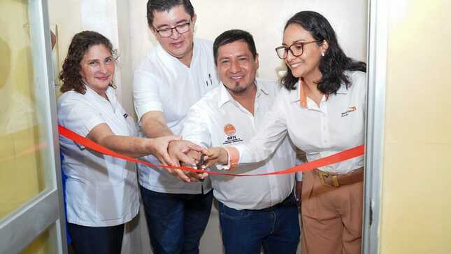recepcionó e hizo entrega de los bienes (Equipos de Protección Personal, Equipos para Diagnóstico de Dengue), donados por World Vision y Koica Perú