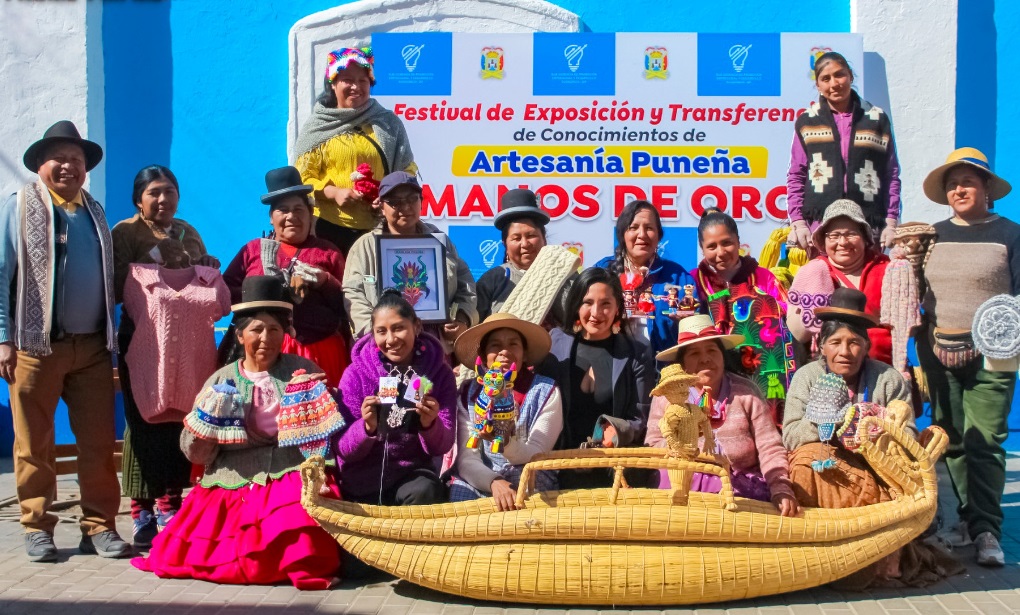 El Festival de Artesanía Puneña “Manos de Oro”, realizo su clausura en el Parque Manuel Pino