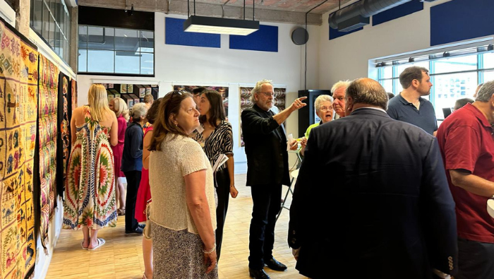 Inauguran muestra de tapices del maestro tejedor Eddie Sulca en Minneapolis