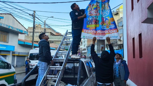 En fiscalización la Sub Gerencia de Actividades Económicas, realizó el retiro de bambalinas instaladas en alumbrados públicos