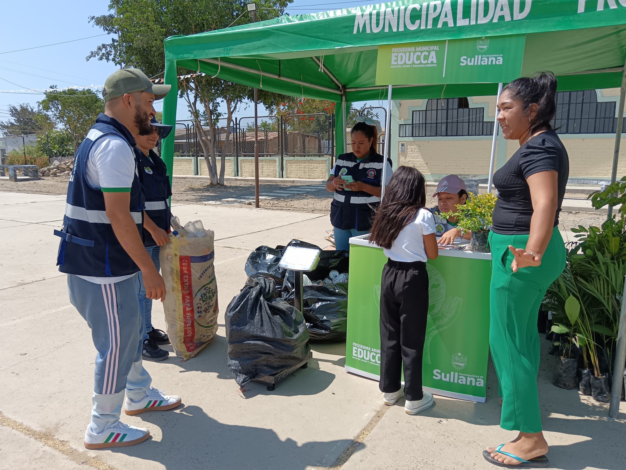 La municipalidad de Sullana a través de la Unidad de Residuos Sólidos (URS) y el programa municipal EDUCCA vienen realizando acciones descentralizadas en zonas urbanas y centros poblados con la finalidad de involucrar a la ciudadanía en la revalorización de residuos sólidos inorgánicos. A través de intercambio de residuos por plantas, abono o compost, con el objetivo del complimiento de la meta 3.1 de incentivos.
El día 26 de julio, el personal de la Unidad de Residuos Sólidos y los jóvenes pertenecientes al programa EDUCCA promovieron esta campaña de intercambio en el Centro Poblado Somate Bajo y en la Urb. Popular Villa La Paz del distrito de Sullana. Logrando recolectar 2 toneladas entre papel, cartón y plástico.
Según indicó la Ing. Karen Ramos Gómez, jefa de la Unidad de Residuos Sólidos, estas actividades promovidas por la municipalidad de Sullana a través de la URS y el programa municipal EDUCCA buscan alcanzar la meta 3.1 del plan de incentivos del Ministerio del Ambiente, al mismo tiempo que crea una conciencia ciudadana en el cuidado a la naturaleza a través de la correcta segregación de los residuos sólidos.