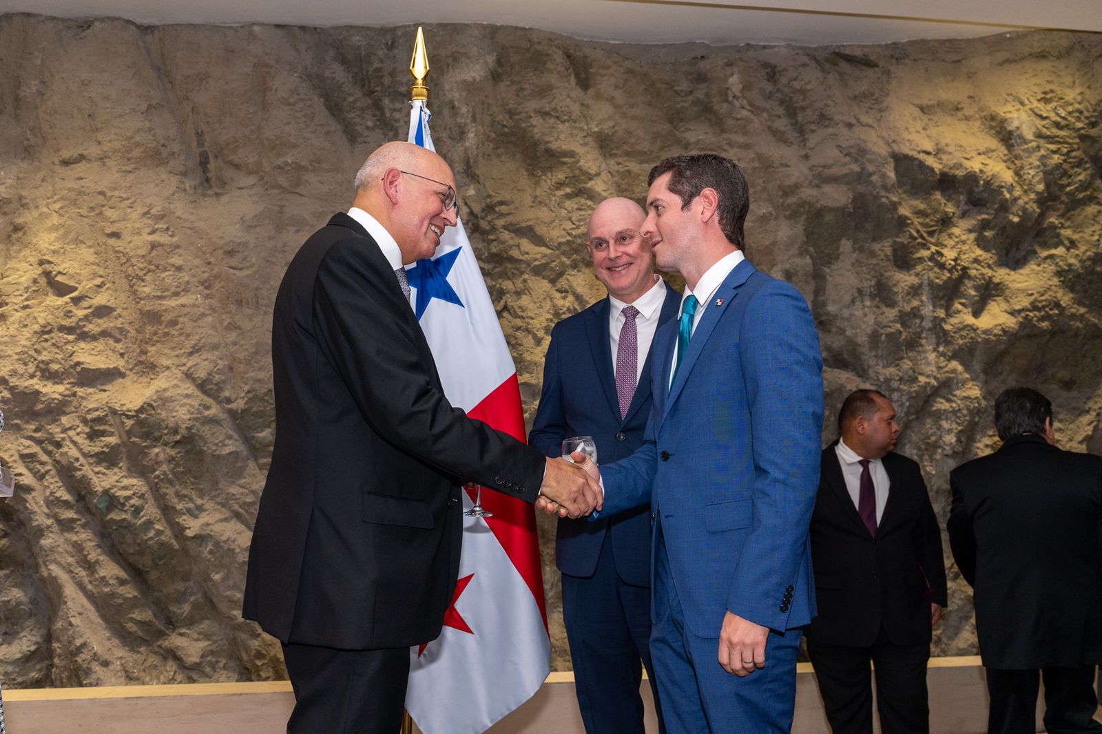 Embajador Mario López Chávarri - S.E Carlos Guevara Mann - S.E. Carlos Hoyos Boyd