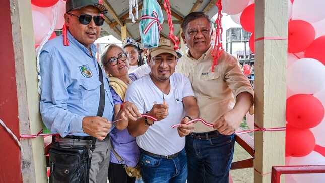 Gobernador Dr. René Chávez inaugura refacción de colegio en Islandia
