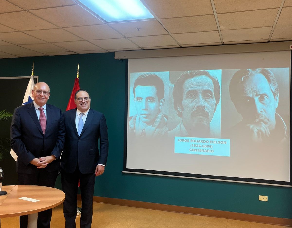 Embajador del Perú en Panamá, Mario López Chávarri