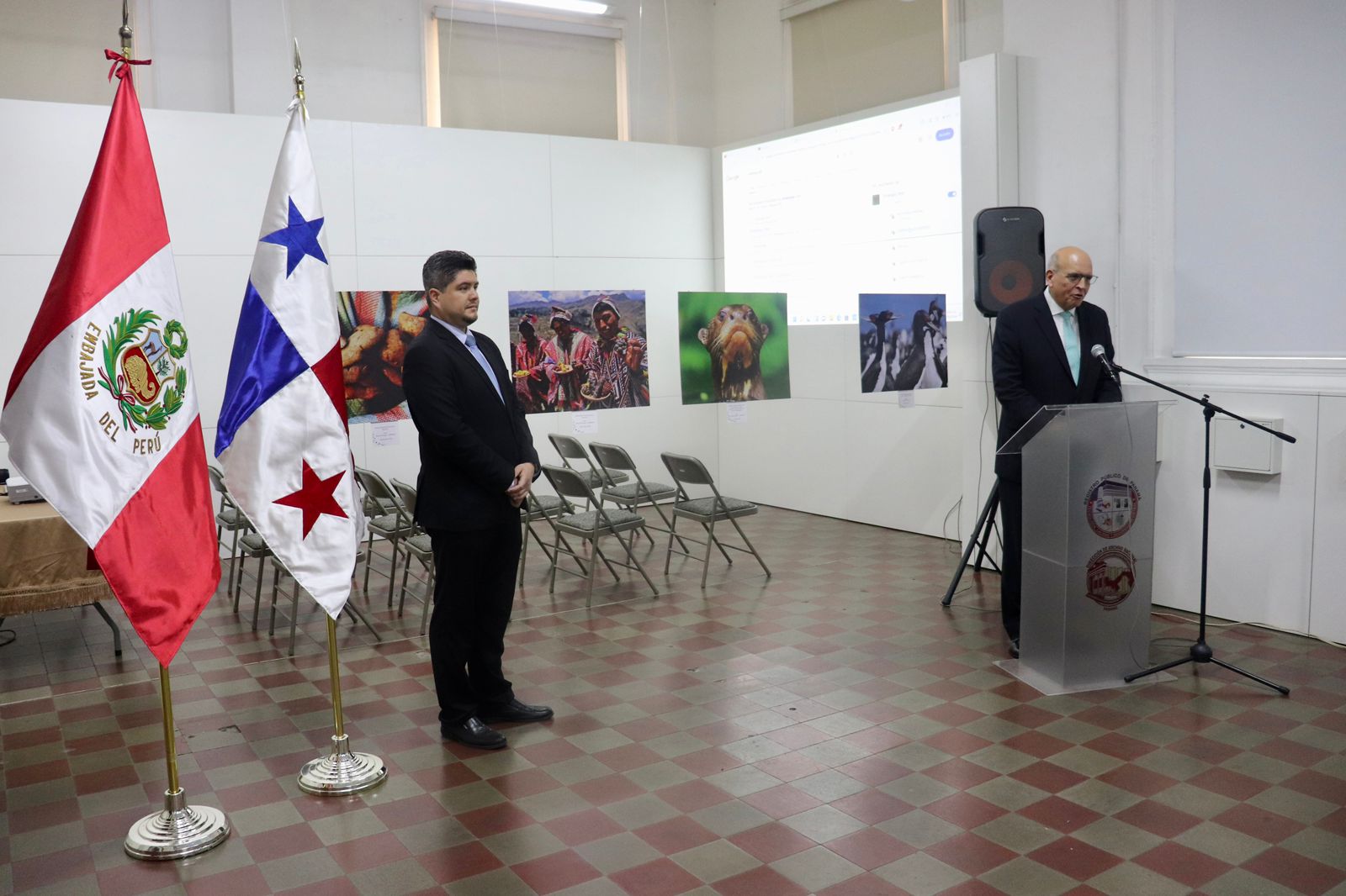 Licenciado Gustavo Cerrud, Director del Archivo Nacional de Panamá - Embajador Mario López Chávarri, Embajador del Perú en Panamá