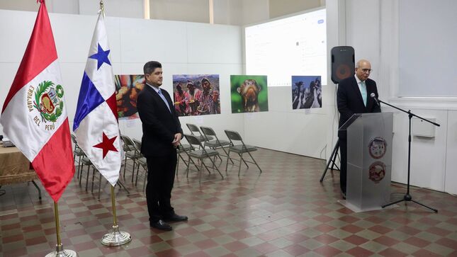 Licenciado Gustavo Cerrud, Director del Archivo Nacional de Panamá -  Embajador Mario López Chávarri, Embajador del Perú en Panamá