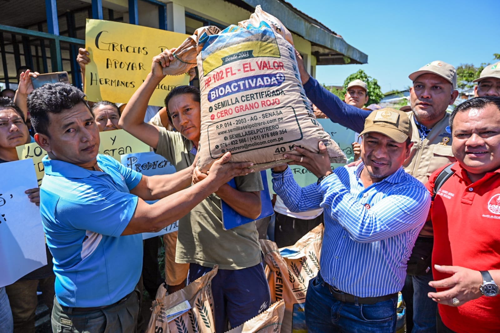 Gobernador Dr. René Chávez entrega semillas certificadas a agricultores en Caballo Cocha