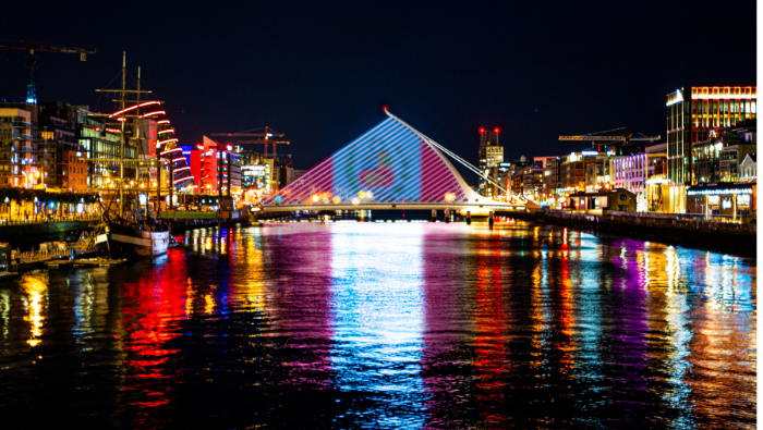 El puente Samuel Beckett de Dublín se ilumina con los colores del Perú