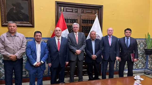 Gobernador Dr. René Chávez se reúne con canciller y autoridades para tratar problemática de Santa Rosa