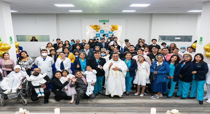 “Cuidando con el corazón”: niños que libran batalla contra el cáncer reciben bautismo y primera comunión en EsSalud