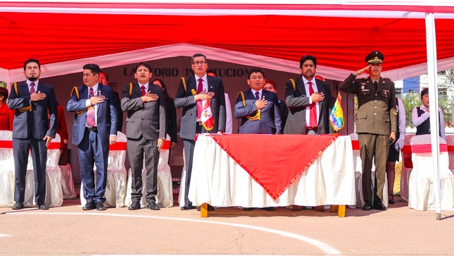 La peruanidad estuvo presente en la sede institucional de la Gerencia Regional de Salud (GERESA Cusco). En el marco de las celebraciones por el bicentésimo tercer aniversario de la independencia del Perú, el gerente regional de Salud del Cusco, Ernesto Choquehuayta Morales, destacó el rol de los trabajadores del sector que, con su esfuerzo diario, rinden homenaje a la Patria cuidando la salud del pueblo.
