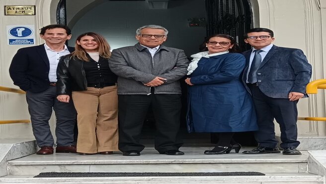 FOTO CON FAMILIA Y DR. SUAREZ