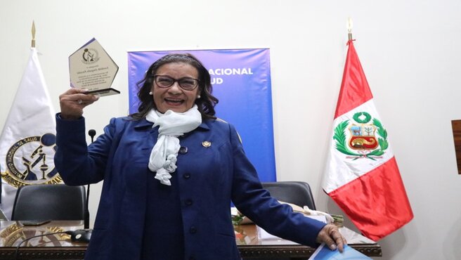 FOTO CON SU PLACA