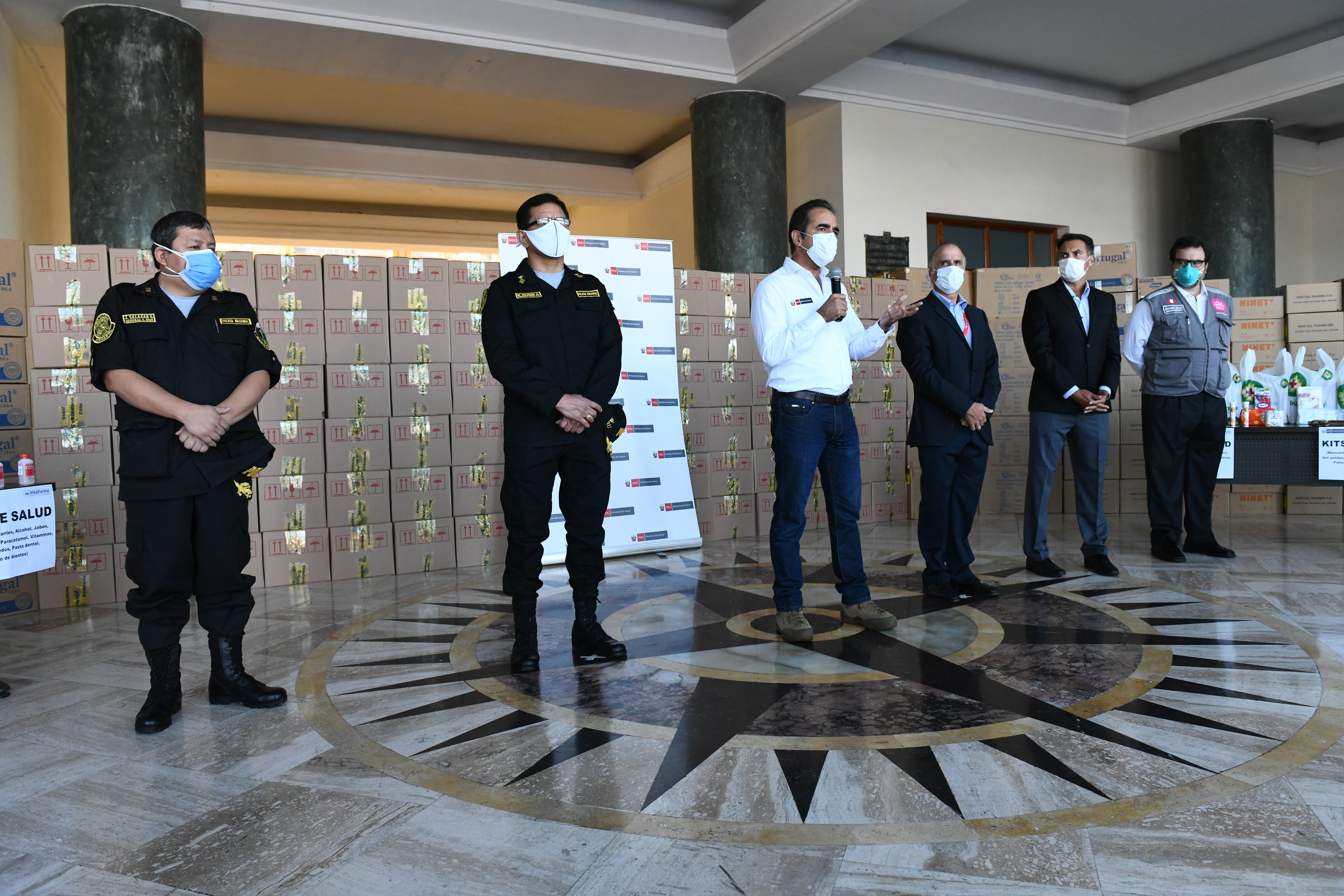 El ministro Rodríguez recibió una donación de la cadena de farmacias Inkafarma, plataforma de salud del grupo Intercorp, que consiste en más de 1,200 Kits con productos de salud e higiene que serán dirigidos a las diferentes escuelas policiales.