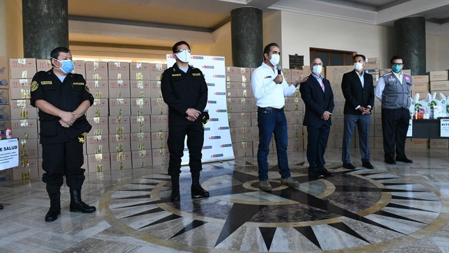 El ministro Rodríguez recibió una donación de la cadena de farmacias Inkafarma, plataforma de salud del grupo Intercorp, que consiste en más de 1,200 Kits con productos de salud e higiene que serán dirigidos a las diferentes escuelas policiales.