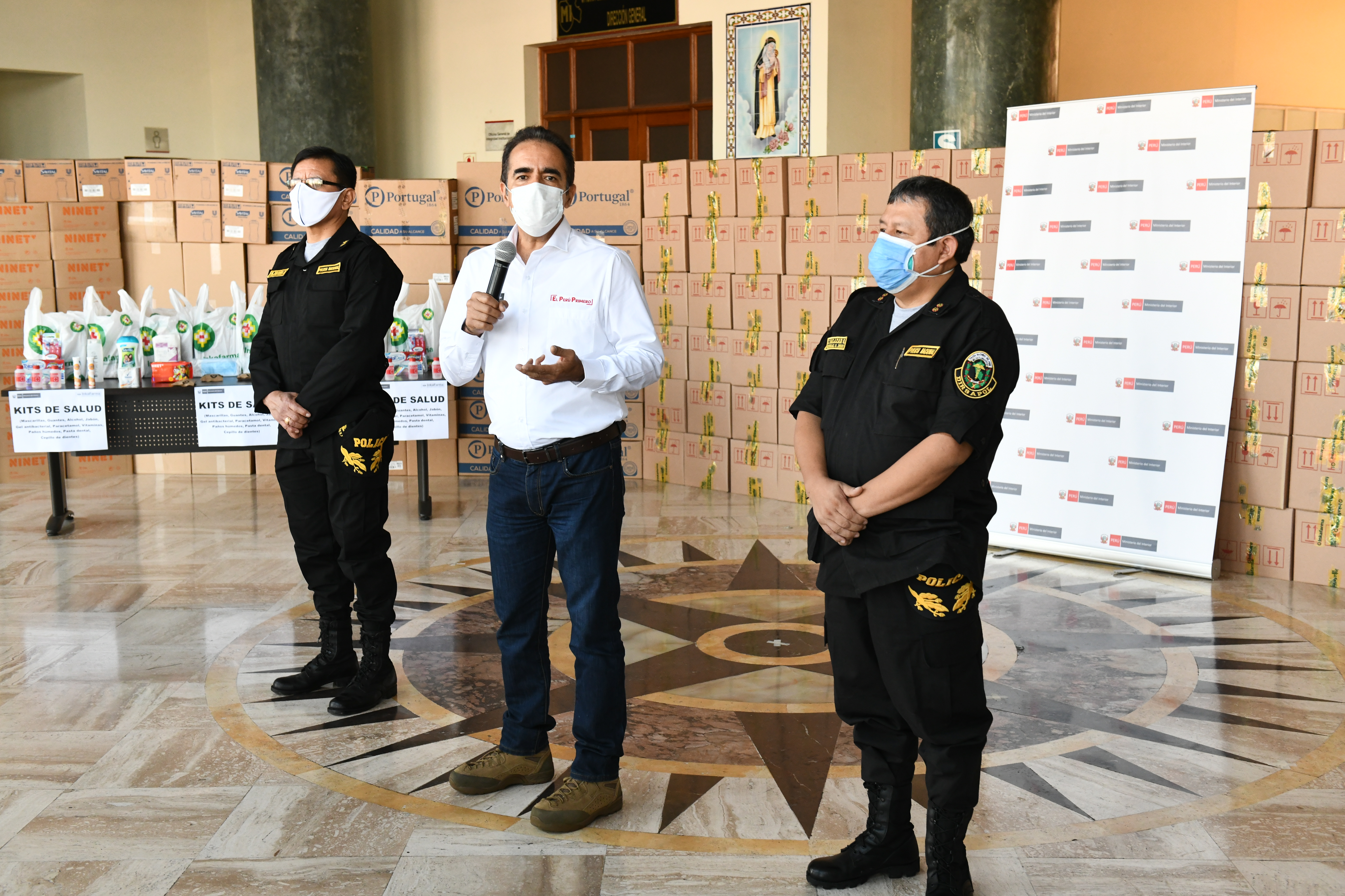 El ministro Rodríguez recibió una donación de la cadena de farmacias Inkafarma, plataforma de salud del grupo Intercorp, que consiste en más de 1,200 Kits con productos de salud e higiene que serán dirigidos a las diferentes escuelas policiales.