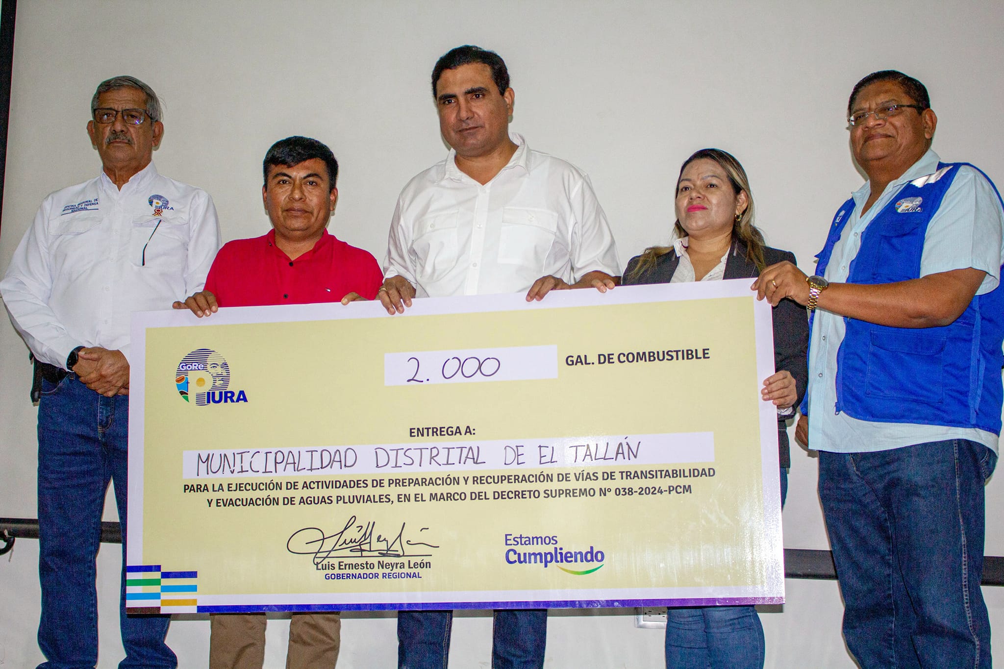 Fotos donde el Alcalde recibe los 2000 Galones de Combustible