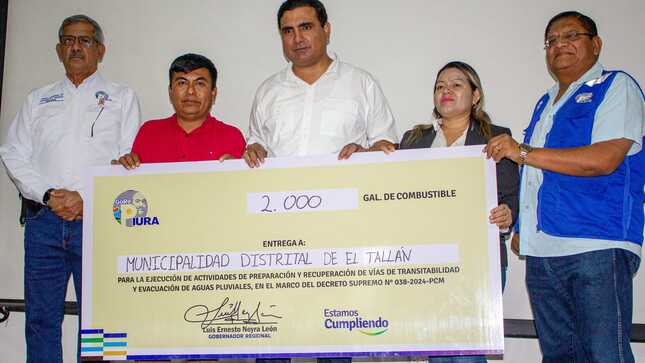 Fotos donde el Alcalde recibe los 2000 Galones de Combustible