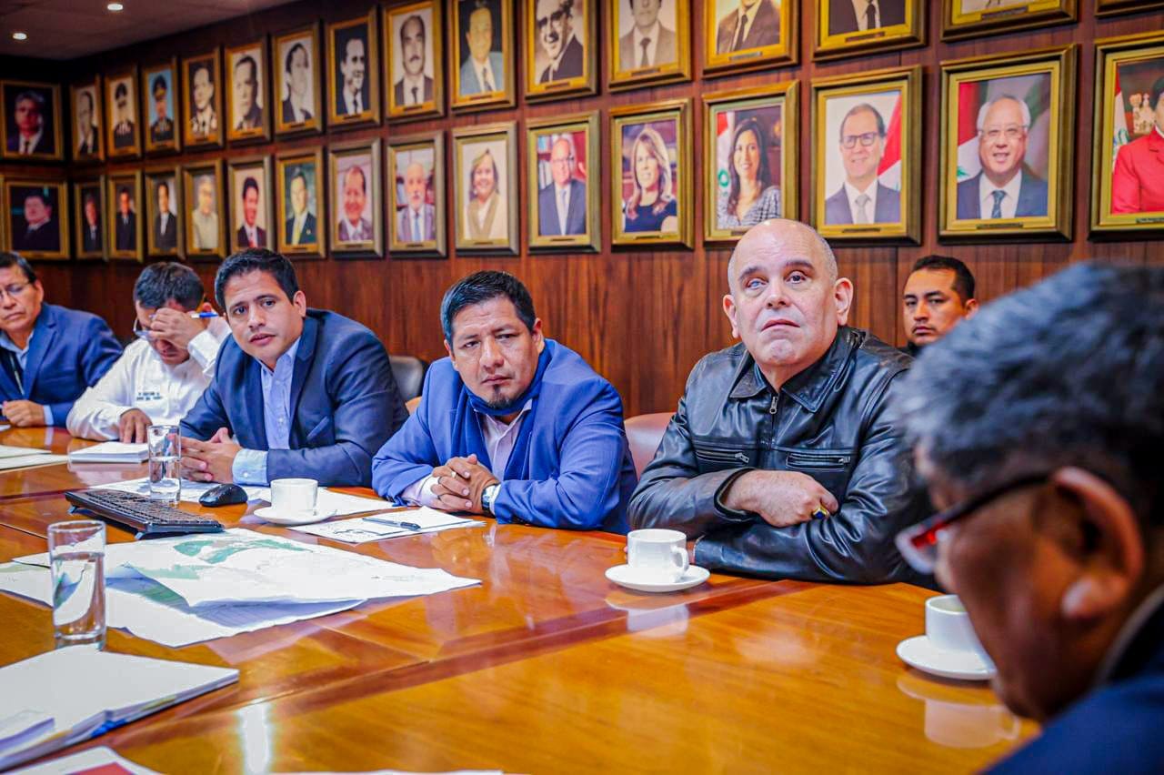 Gobernador Dr. René Chávez presenta propuesta de la interconexión al SEIN ante MINEM.