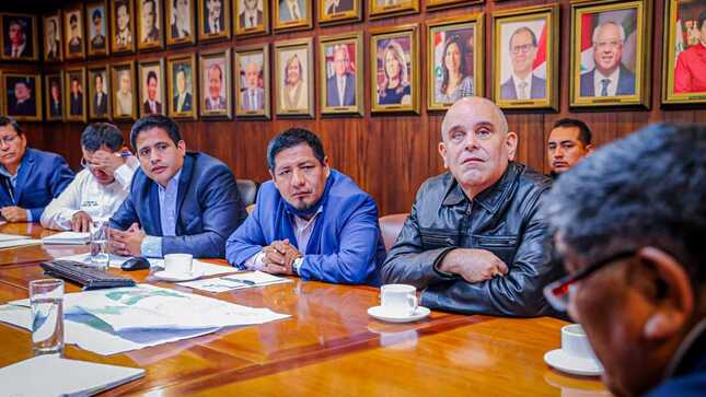 Gobernador Dr. René Chávez presenta propuesta de la interconexión al SEIN ante MINEM.