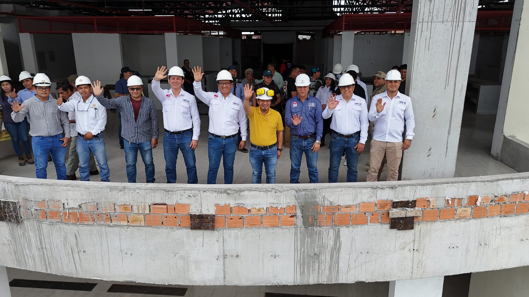 Gobernador Dr. René Chávez supervisa avance en mercado de productores.