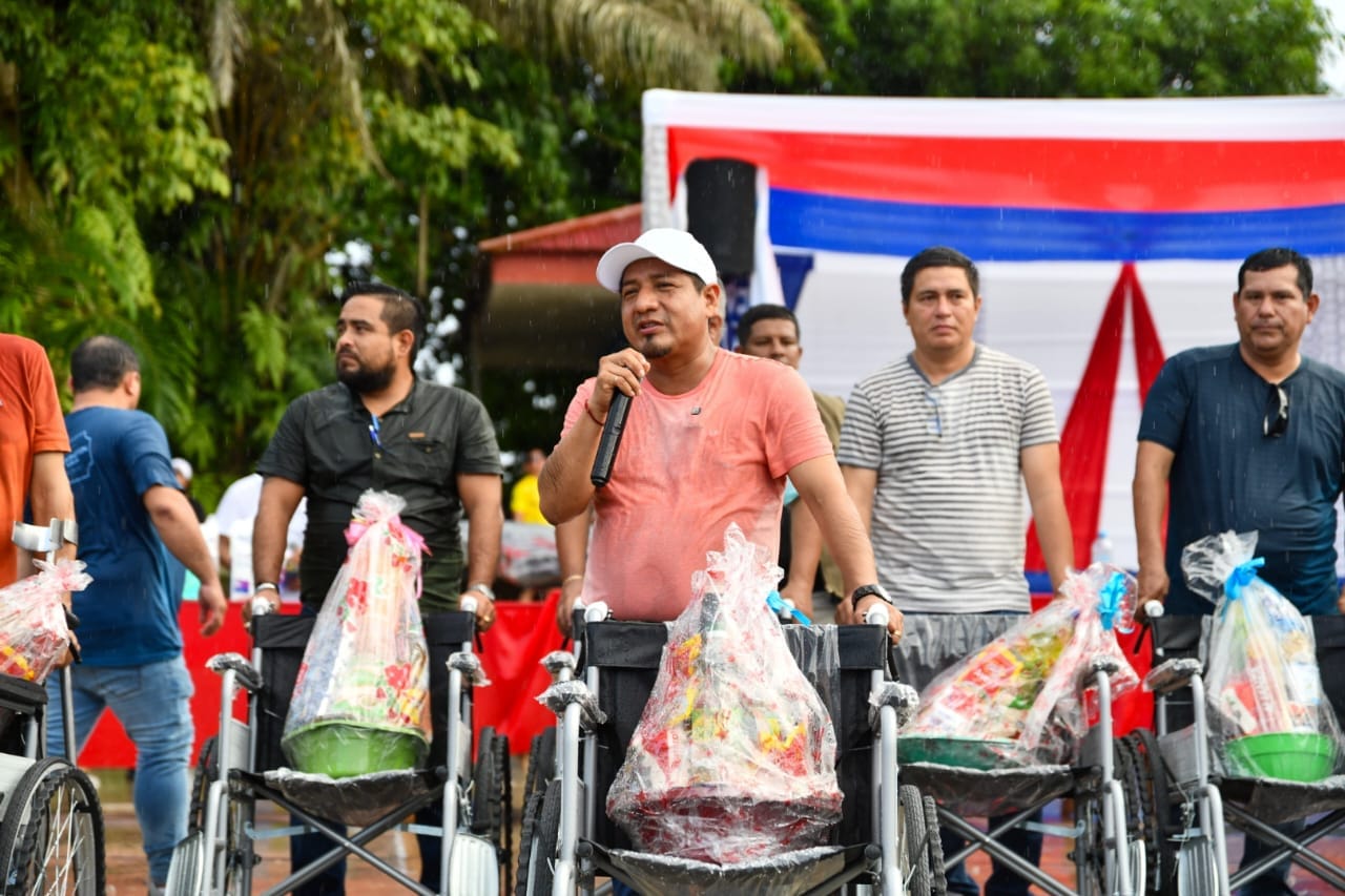 Gobernador entrega sillas de rueda a personas de bajos recursos.