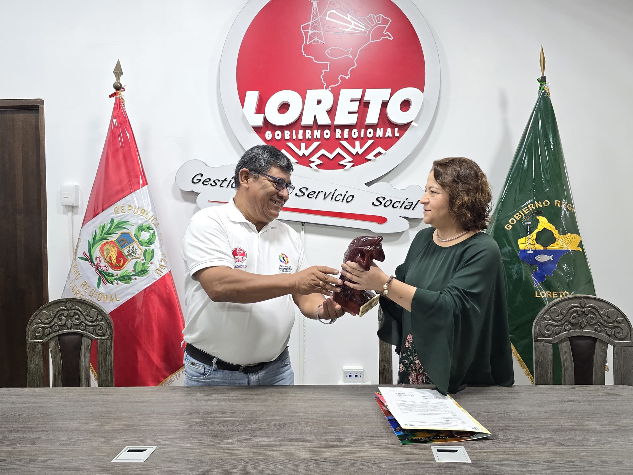Gorel entrega reconocimiento a la ministra SDR María Mercedes Gil Juscamayta.