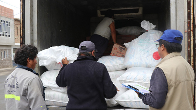 Continua con la distribución del producto del Vaso de Leche (PVL) a los comités de la provincia de Huarmey.