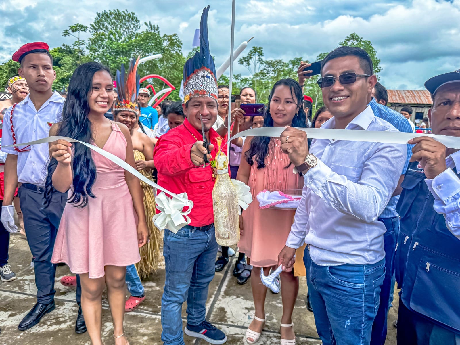 Gobernador Dr. René Chávez inaugura nuevo colegio en Huapapa, provincia del Putumayo.