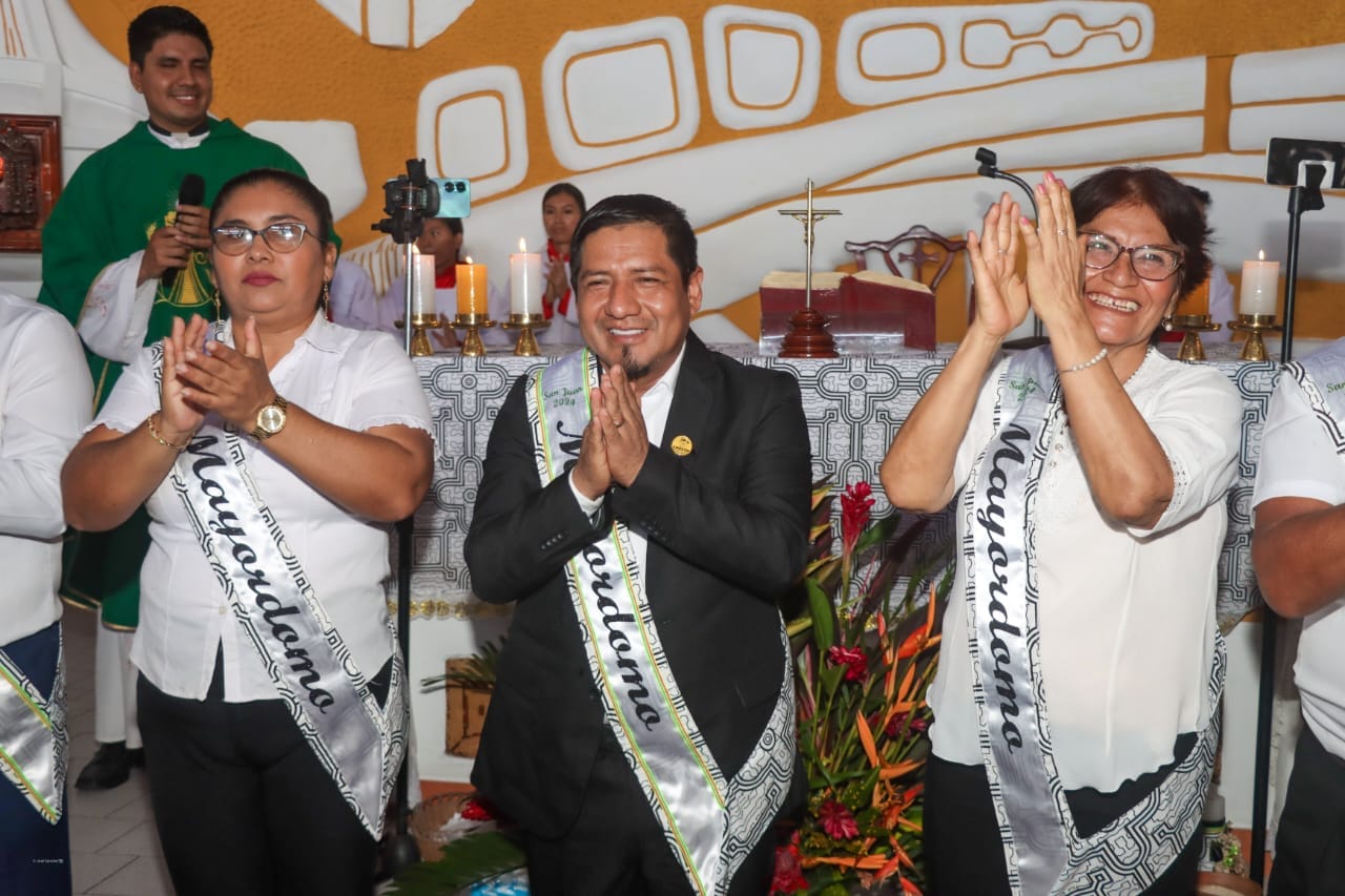 Gobernador René Chávez recibe banda de mayordomo en el inicio de la fiesta de San Juan.