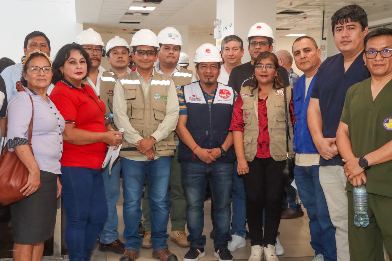 Gobernador Dr. René Chávez se reúne con cuerpo médico e inspecciona hospital Iquitos.