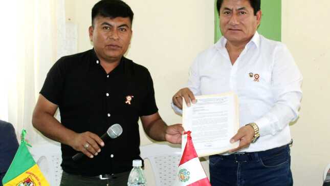 Foto de Mesa de Trabajo de Alcaldes con congresista Bernardo Pazo