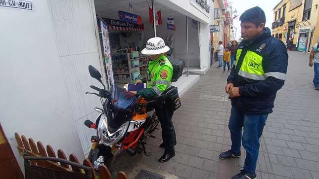 Multan a choferes de motos lineales por estacionarse en zonas prohibidas