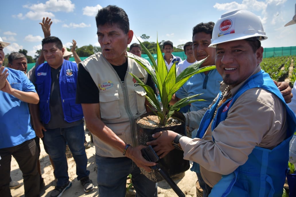 Acompañado de autoridades locales, realizó una visita a los predios donde se construye la Planta Extractora de Aceite de Palma ubicada en el Km. 21 de la carretera Yurimaguas – Tarapoto