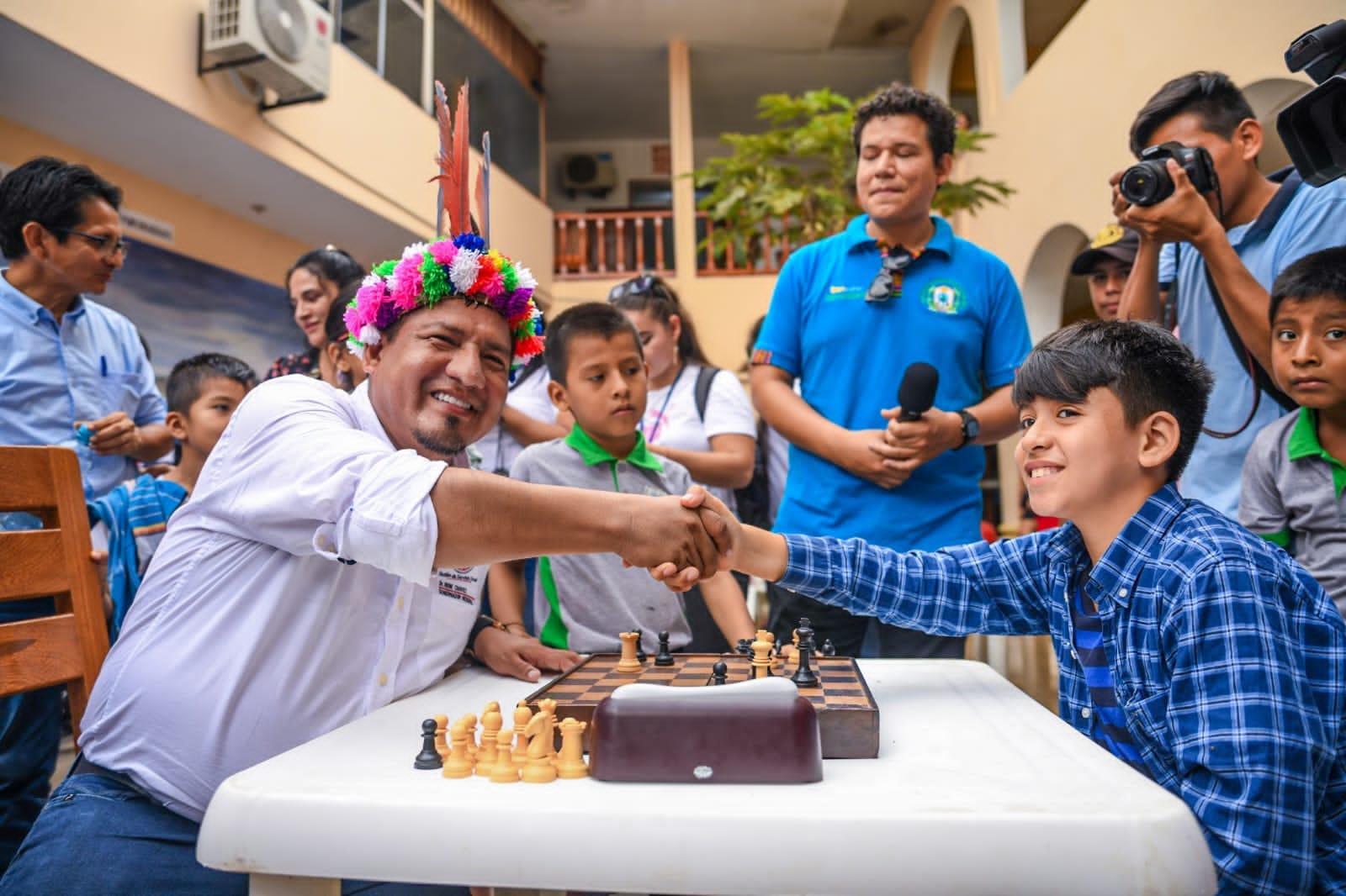 El Dr. René Chávez Silvano, ante un numeroso grupo de jóvenes que practican el Ajedrez y acompañado del alcalde de la provincia de Alto Amazonas