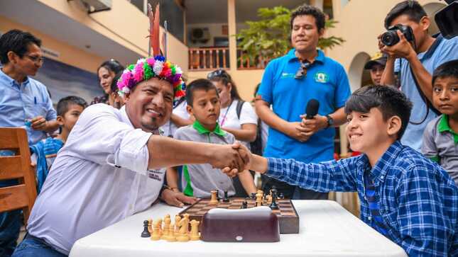 El Dr. René Chávez Silvano, ante un numeroso grupo de jóvenes que practican el Ajedrez y acompañado del alcalde de la provincia de Alto Amazonas
