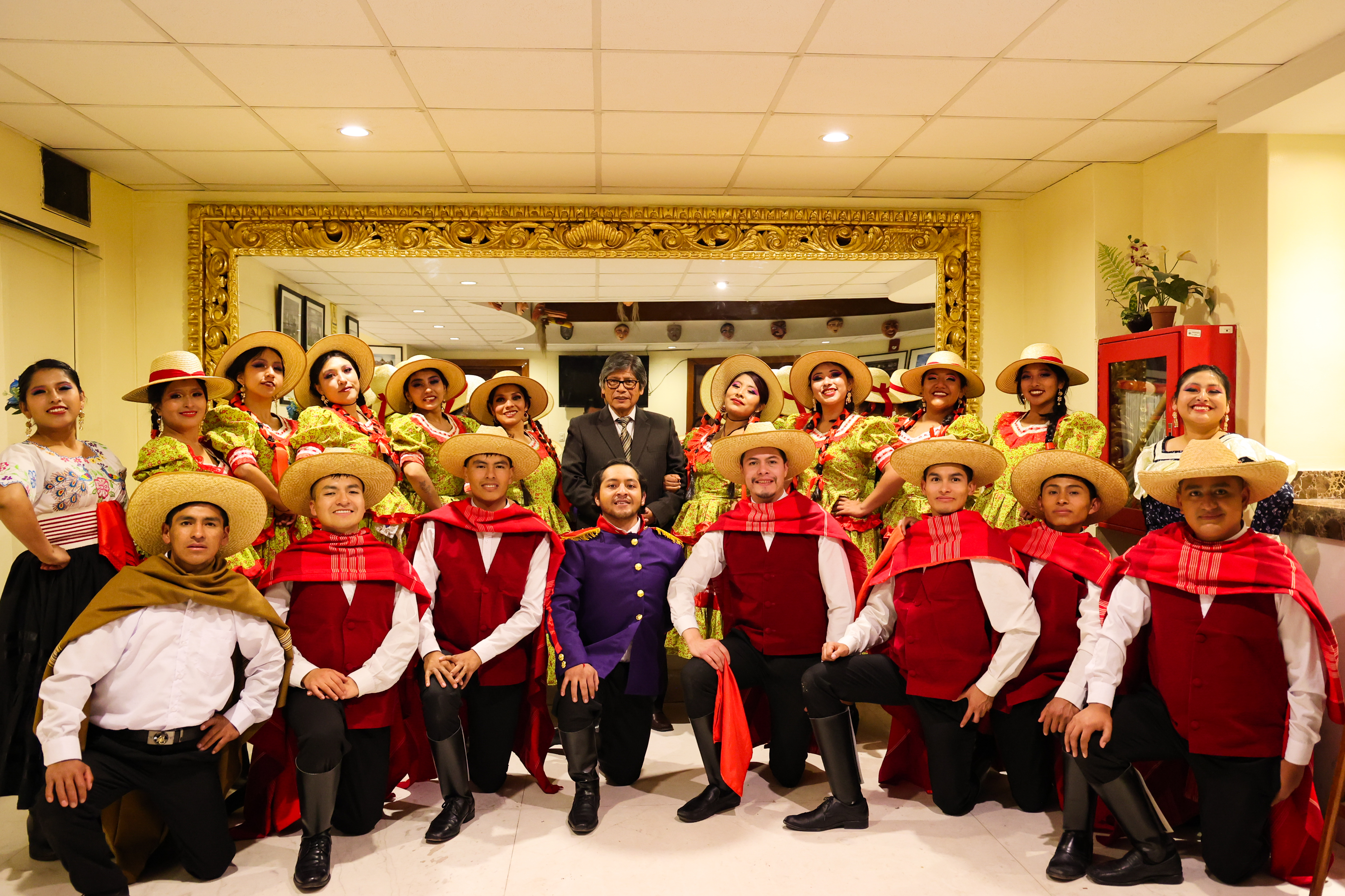 Elenco de danzas junto al presidente de la Comisión Organizadora Víctor Ayma 