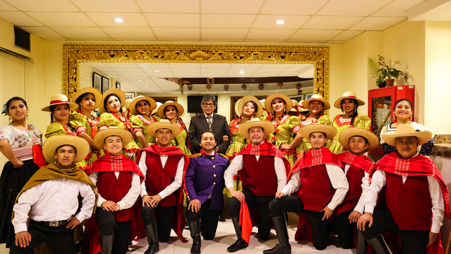 Elenco de danzas junto al presidente de la Comisión Organizadora Víctor Ayma 