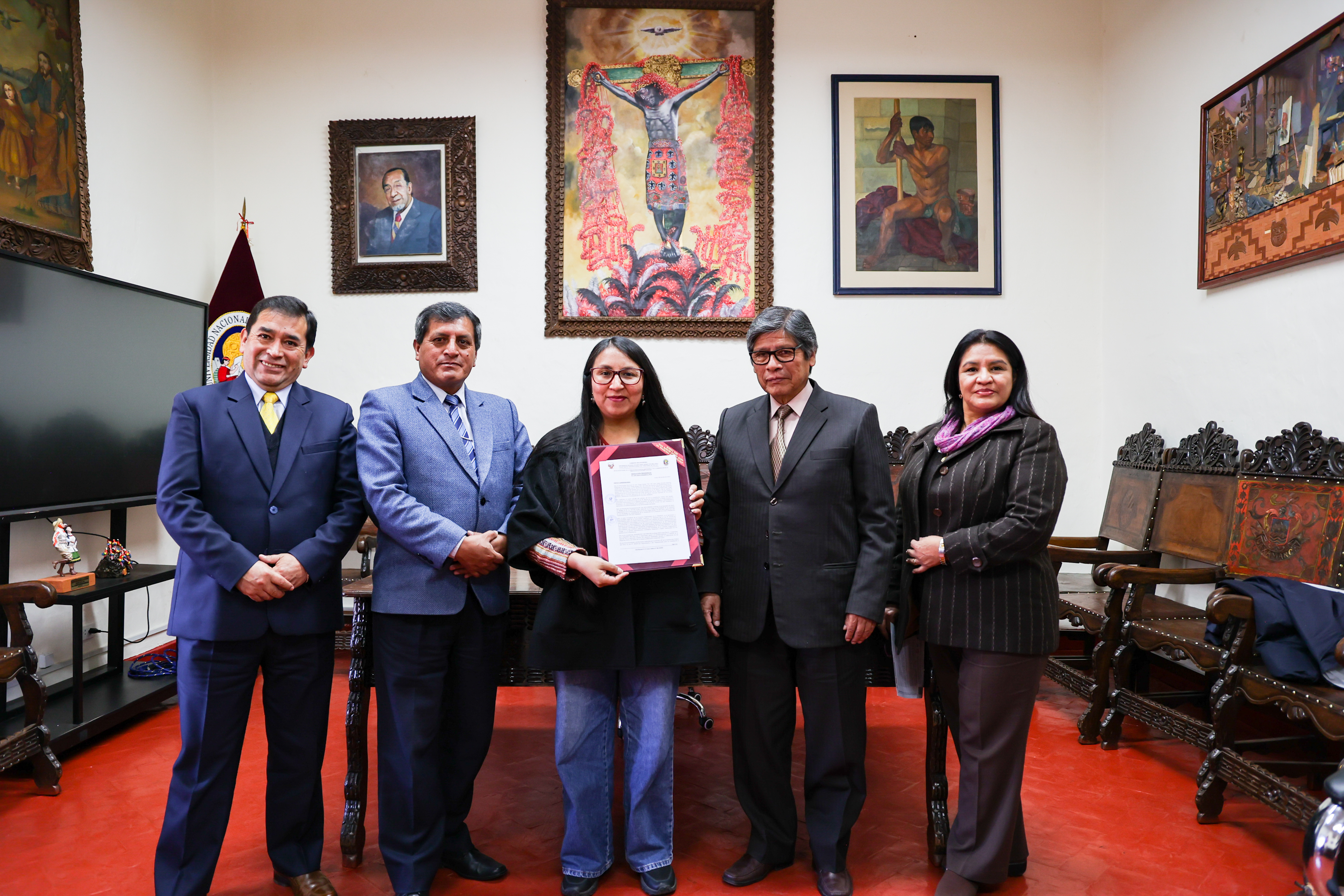 Autoridades de la Universidad y congresista Ruth Luque el la entrega de Resolución.