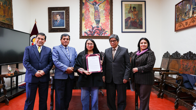 Autoridades de la Universidad y congresista Ruth Luque el la entrega de Resolución. 