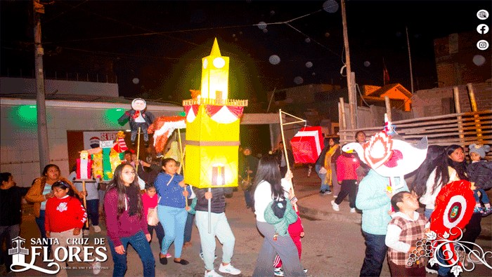 Tradicional Paseo de Faroles Ilumina las Calles en Celebración de las Fiestas Patrias