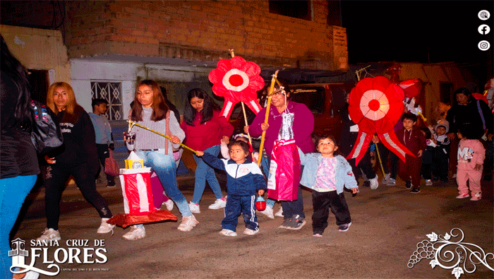 Tradicional Paseo de Faroles Ilumina las Calles en Celebración de las Fiestas Patrias