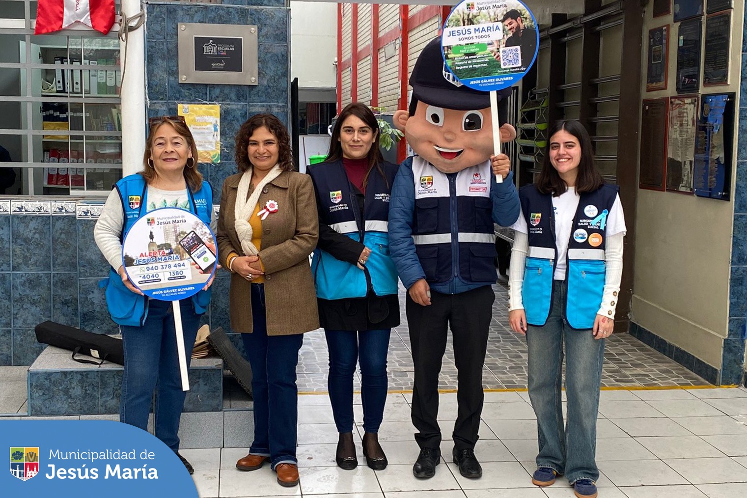 La Defensorรญa Municipal del Niรฑo y del Adolescente viene desarrollando la charla ๐๐๐ฅ๐ฎ๐ ๐ฆ๐๐ง๐ญ๐๐ฅ ๐ฒ ๐๐ข๐๐ง๐๐ฌ๐ญ๐๐ซ ๐๐ฆ๐จ๐๐ข๐จ๐ง๐๐ฅ ๐๐ง ๐๐ฅ ๐๐ง๐ญ๐จ๐ซ๐ง๐จ ๐๐ฌ๐๐จ๐ฅ๐๐ซ, dirigido a docentes de las instituciones educativas del distrito, con el objetivo de fortalecer su capacidad de respuesta ante una situaciรณn de riesgo con las adolescentes. En esta oportunidad, el equipo de la #DEMUNA visitรณ el I. E. Gabriela Mistral.