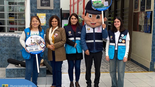 La Defensoría Municipal del Niño y del Adolescente  viene desarrollando la charla 𝐒𝐚𝐥𝐮𝐝 𝐦𝐞𝐧𝐭𝐚𝐥 𝐲 𝐁𝐢𝐞𝐧𝐞𝐬𝐭𝐚𝐫 𝐞𝐦𝐨𝐜𝐢𝐨𝐧𝐚𝐥 𝐞𝐧 𝐞𝐥 𝐞𝐧𝐭𝐨𝐫𝐧𝐨 𝐞𝐬𝐜𝐨𝐥𝐚𝐫, dirigido a docentes de las instituciones educativas del distrito, con el objetivo de fortalecer su capacidad de respuesta ante una situación de riesgo con las adolescentes.  En esta oportunidad, el equipo de la #DEMUNA visitó el I. E. Gabriela Mistral.